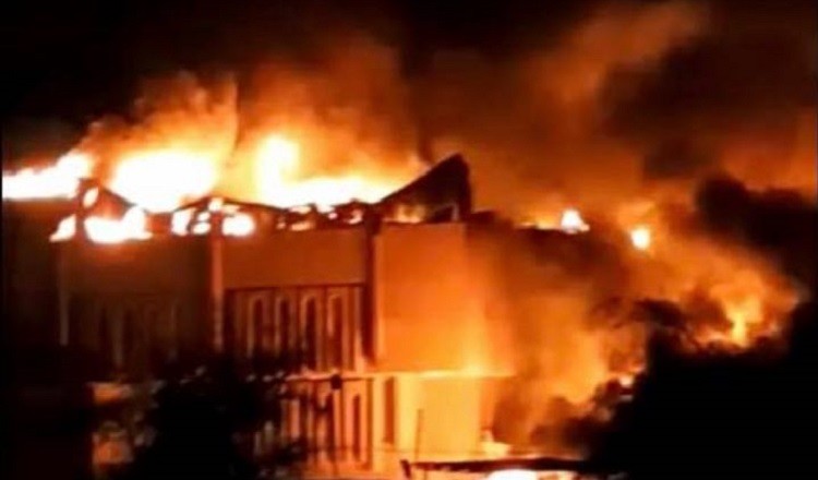 حظر تجوال ليلي بعد حرق متظاهرين لمبنى محافظة البصرة   حظر تجوال ليلي بعد حرق متظاهرين لمبنى محافظة البصرة