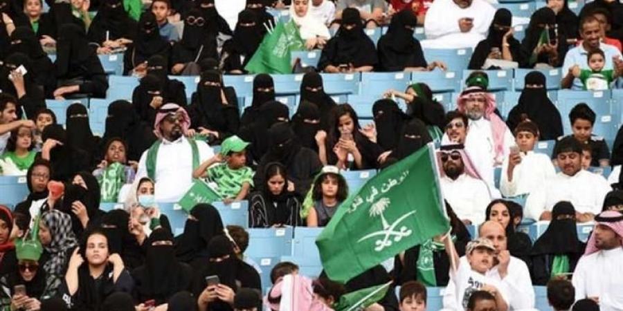 لاول مرة ...مشجعة سعودية تتولى قيادة وتنظيم مدرج العائلات