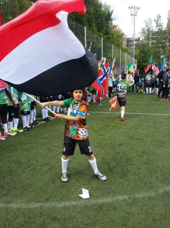 إلياس العامري..طفل يمني يشق طريقه بالفن رغم طغيان الحرب