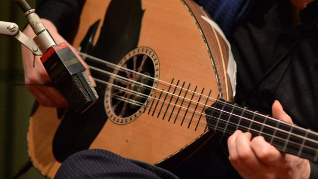 محكمة سعودية ترفض زواج امرأة من رجل لأنه "يعزف العود"