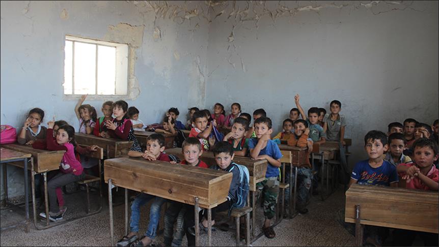 أطفال إدلب يسعون متابعة تعليمهم رغم دمار مدارسهم
