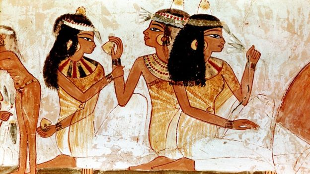 كيف أبرزت فنون التجميل سحر وجاذبية المرأة المصرية القديمة؟