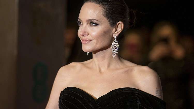 ما حقيقة علاقة أنجيلينا جولي بالممثل كيانو ريفز؟