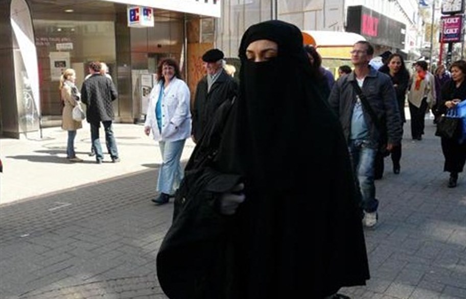 الجزائر تحظر ارتداء النقاب في أماكن العمل