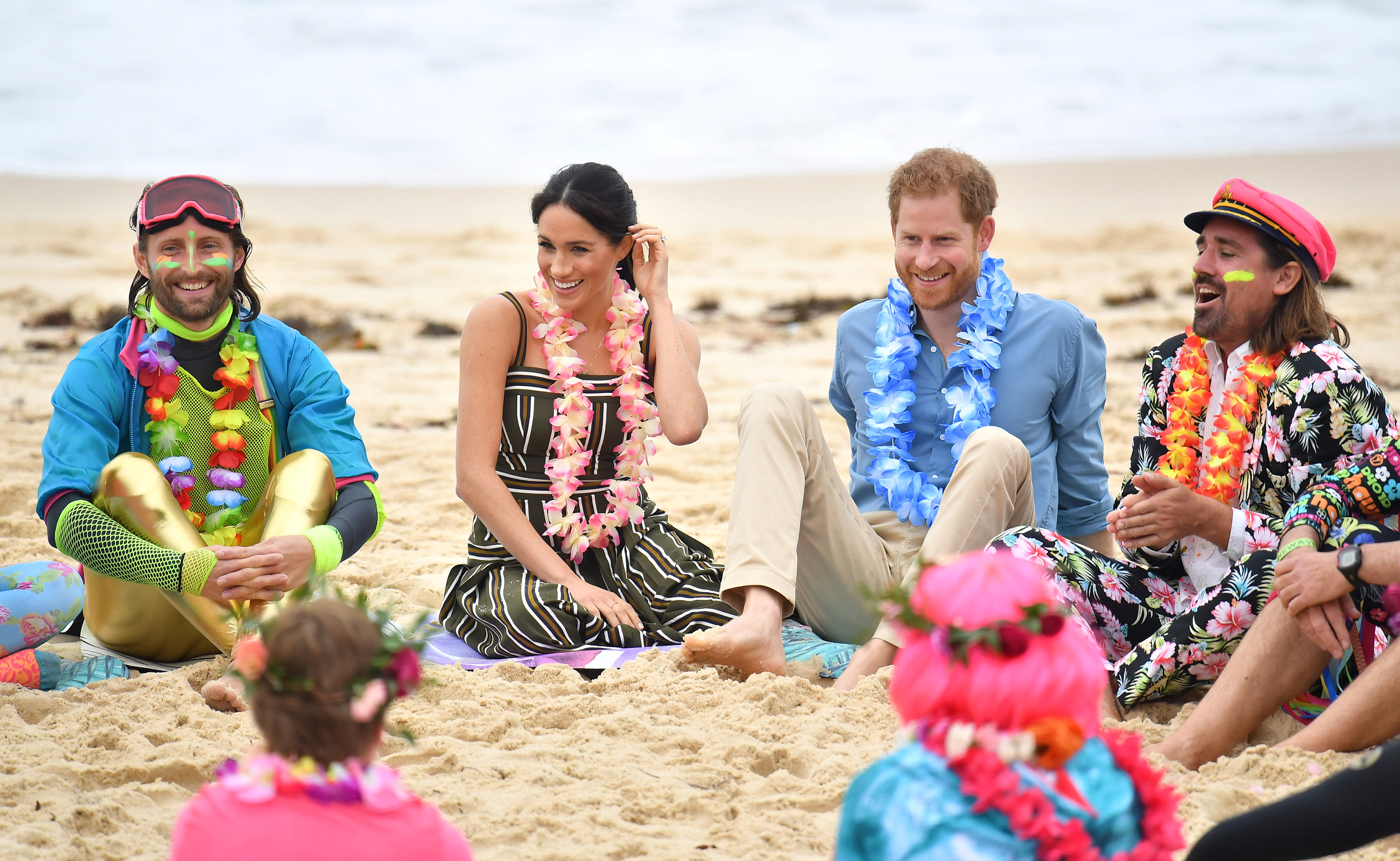 الأمير هاري وزوجته ميجان حفاة على شاطئ بوندي بسيدني
