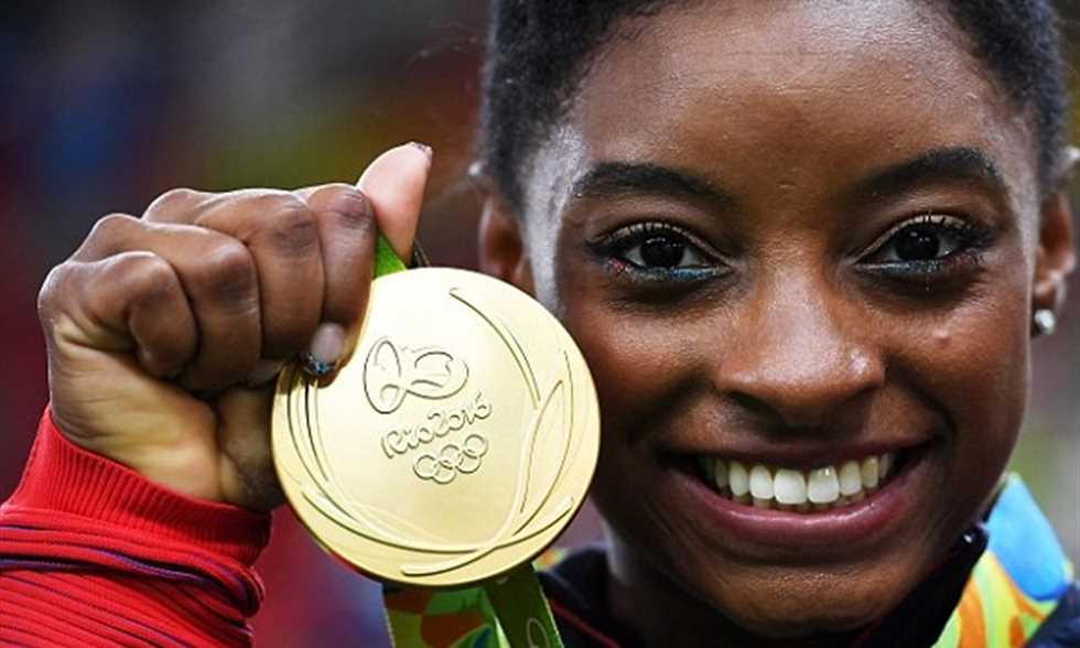 بايلز تعتزم المشاركة في بطولة العالم للجمباز بالدوحة رغم نقلها إلى المستشفى