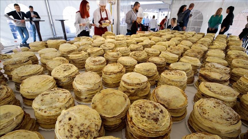 طباخون بوسنيون يقتحمون "غينيس" بـ12 ألف طبق "كريب"