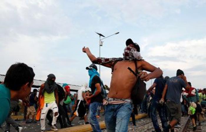 مقتل رجل في اشتباكات بين الشرطة وقافلة مهاجرين على الحدود المكسيكية