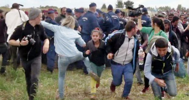 محكمة في المجر تبرئ صحفية اعتدت على مهاجرين على الحدود