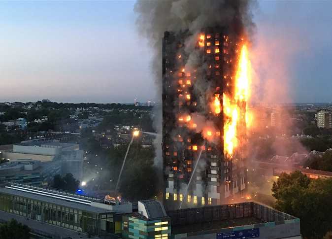 أعتقال 5 بسبب فيديو "عنصري" لحرق نموذج لبرج جرينفيل اللندني