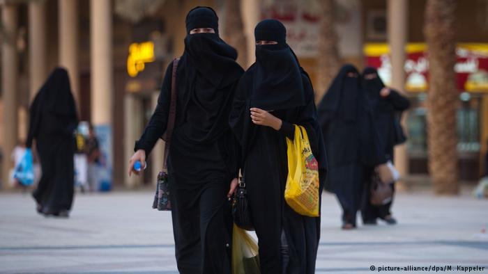  سعوديات يطلقن حملة احتجاج ضد ارتداء العباءة السوداء