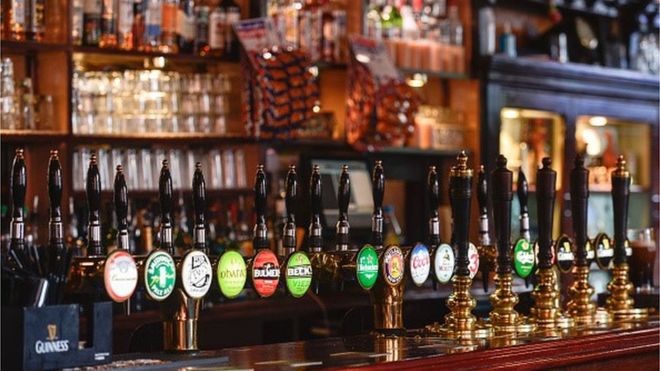 الحانات التقليدية في بريطانيا بين ارتفاع الاسعار وخطر الاغلاق