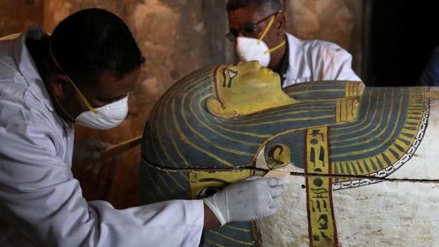 الكشف عن مقبرة أثرية تعود إلى عصور مصر القديمة