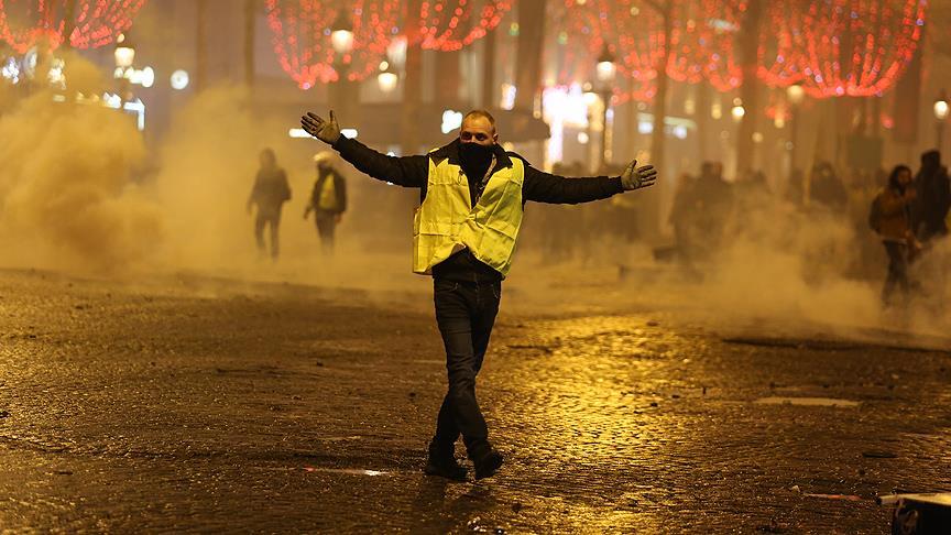 غالبية الفرنسيين يدعمون حركة "السترات الصفراء"