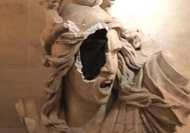 ماكرون يتفقد الأضرار في قوس النصر بعد أحداث الشغب العنيفة