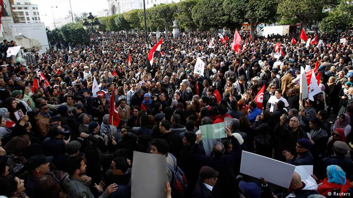 آلاف المعلمين يتظاهرون في تونس مطالبين بزيادة أجورهم
