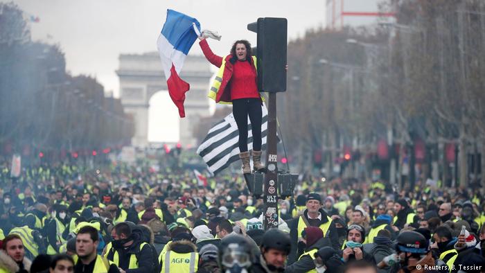 مسؤول فرنسي : أضرار احتجاجات السترات الصفراء" كارثية"