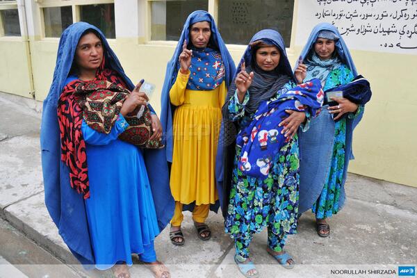 الأفغان حين يسخرون  ..قانون جديد لتقنين مدة "نظرة" الرجل للمرأة  