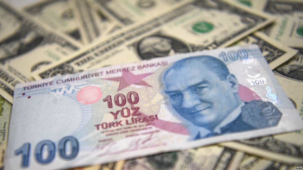 الليرة التركية بين مصالح التجار الأتراك و المتسوقين  الاجانب 
