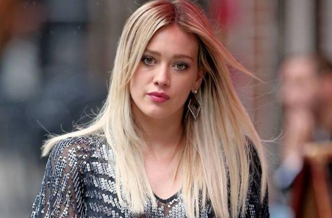 الممثلة الامريكية هيلاري داف لا أغادر المنزل حاليا