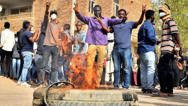 الأمن السوداني يفض اعتصاما شارك فيه الآلاف في الخرطوم