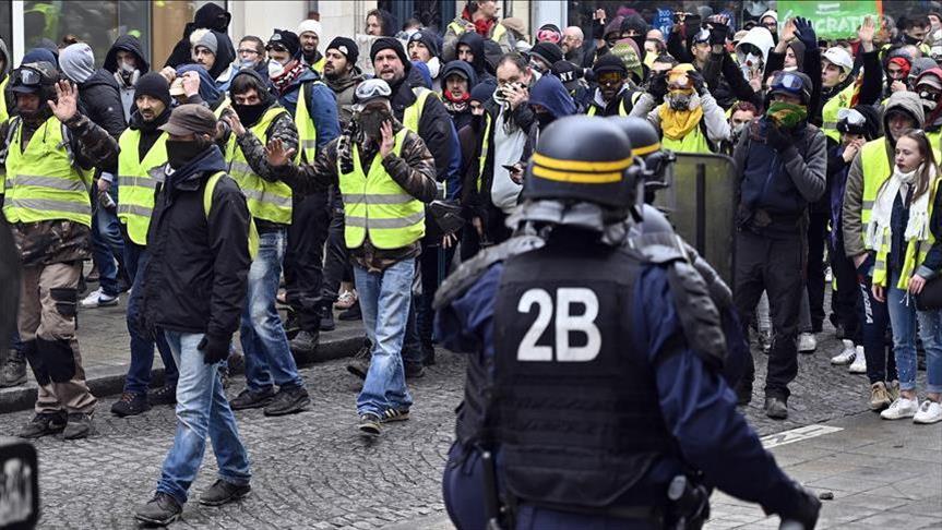 ‎"السترات الصفراء"مستمرون بالاحتجاج وماكرون  مع"الحوار الكبير"