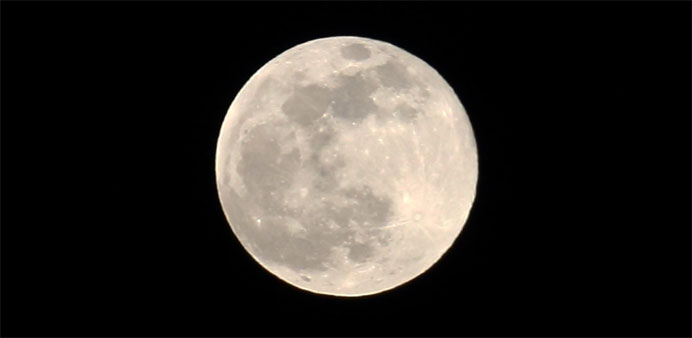 العالم يشهد خسوف القمر الوحيد خلال عام 2019 اليوم