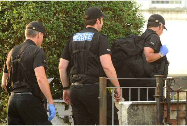 شرطة أيرلندا الشمالية تعتقل رجلين على خلفية هجوم بسيارة مفخخة