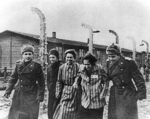 جنود الجيش الأحمر يساندون أسيرات يهوديات بعد تحريرمعسكر الإبادة أوشفيتس