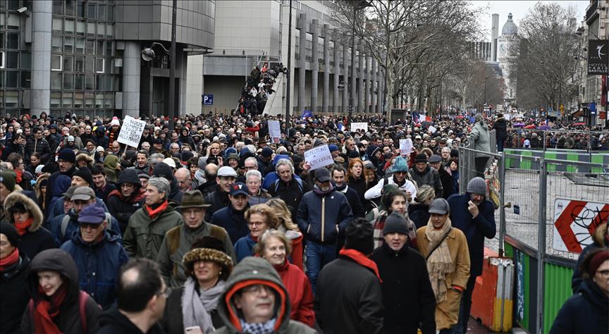 باريس.. "الأوشحة الحمراء" ضد "السترات الصفراء"