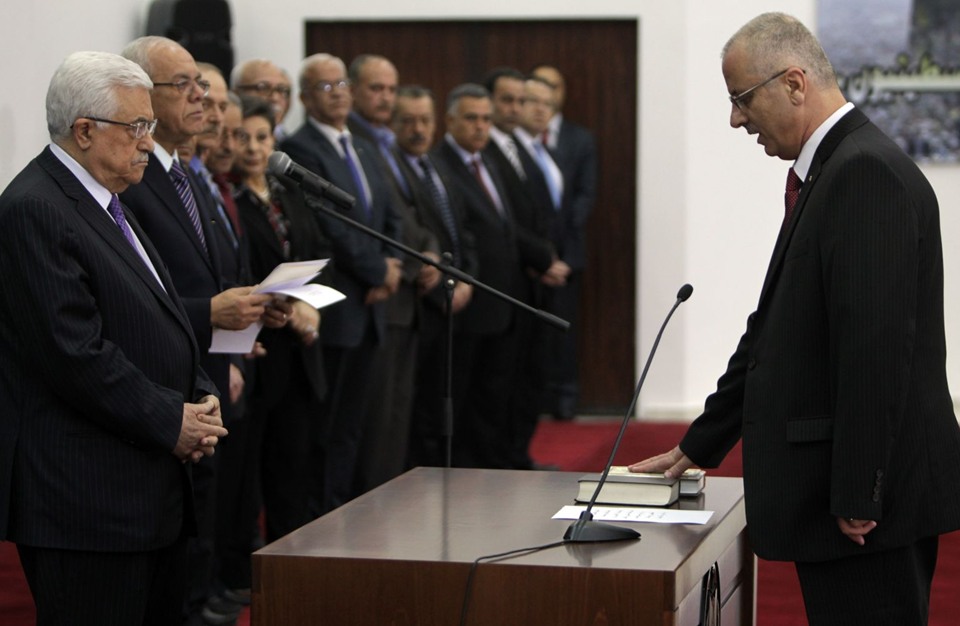 عباس يقبل استقالة حكومة الحمد الله