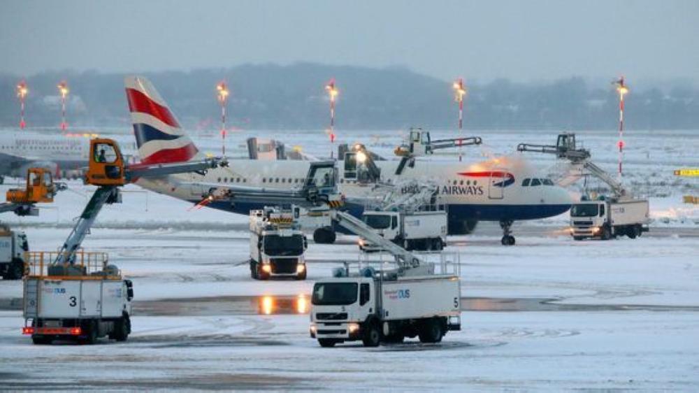موجة برد تعرقل حركة المرور البرية والجوية في بريطانيا
