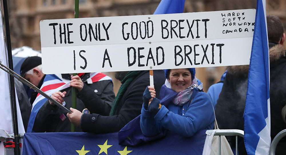 نواب من المعارضة البريطانية يهاجمون محاولات ماي لكسب الأصوات