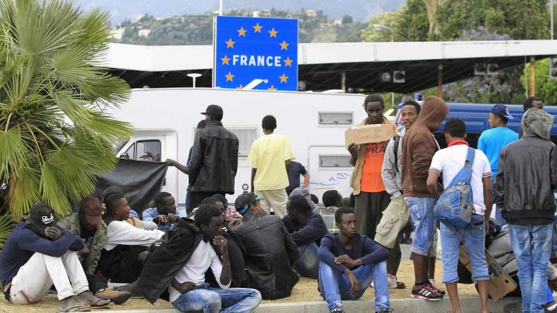 طلبات اللجوء تنخفض الى مستويات عام 2014