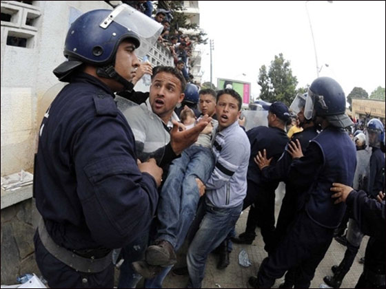 مئات المحتجين يخترقون الطوق الأمني بالعاصمة الجزائرية