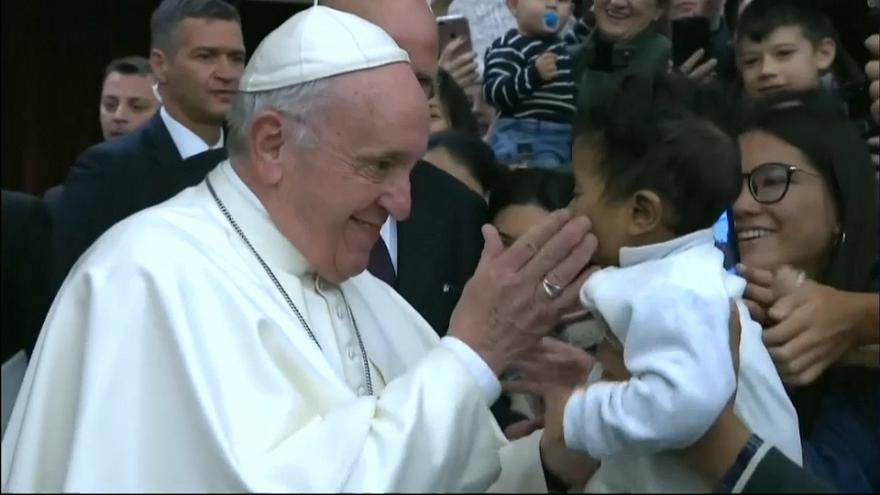 البابا يتعهد بإنهاء التستر على التحرش بالأطفال الذي كان "معتادا "