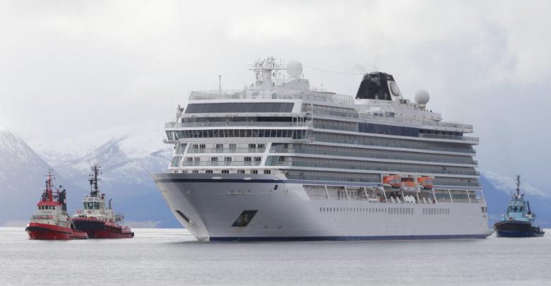 السفينة السياحية المعطوبة "فايكينج سكاي" ترسو في ميناء نرويجي بعد قطرها