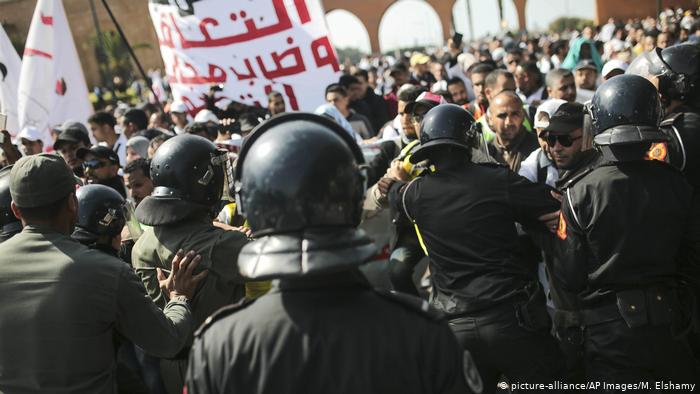 السلطات المغربية تفرّق مظاهرة لآلاف المدرسين بالقوة
