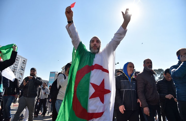وقفات احتجاجية و استمرار المظاهرات المطالبة برحيل  بوتفليقة
