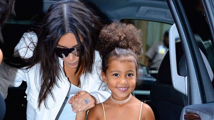 الطفلة نورث ابنة كاتي ويست وكيم كاردشيان على خطى والدها