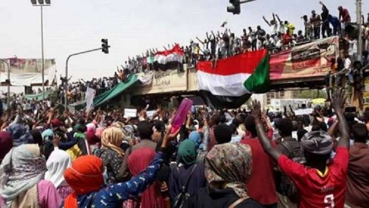   المعارضة السودانية رفضت "الانقلاب" وتواصل الاعتصام
