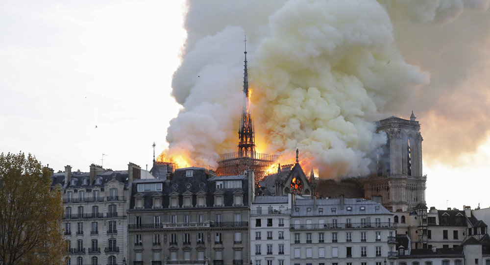 انهيار البرج التاريخي بكاتدرائية نوتردام في باريس بحريق 