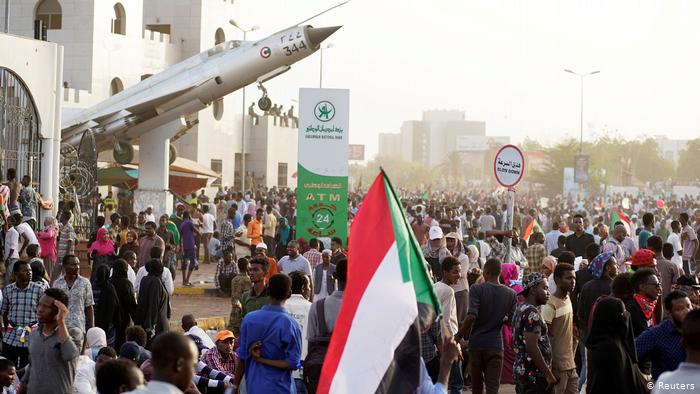 آلاف المتظاهرين ينضمون لاعتصام أمام قيادة الجيش بالخرطوم