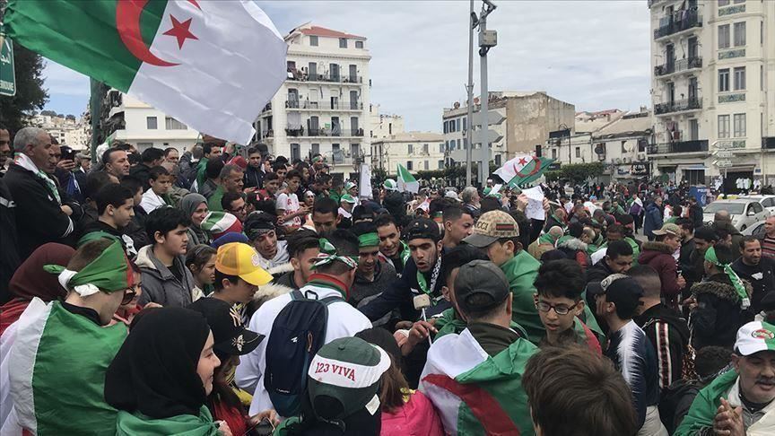 متظاهرو الجزائر يعودون إلى الساحات في الجمعة التاسعة للحراك