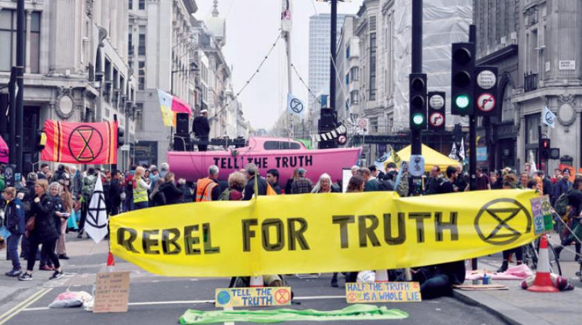 نشطاء البيئة يعودون إلى معالم لندن بينما تستدعي الشرطة تعزيزات