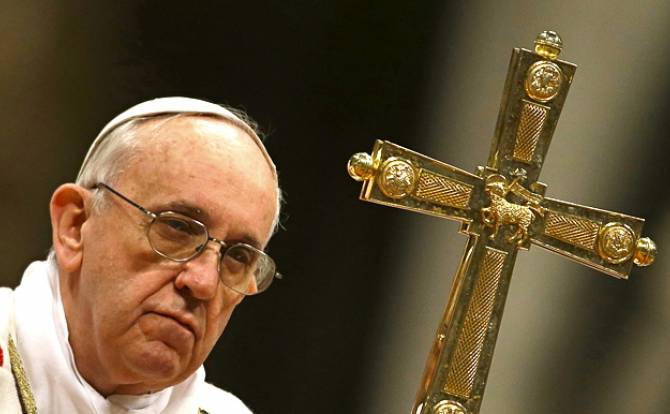 بابا الفاتيكان يترأس قداس الفصح ويطلق رسالة سلام عالمية