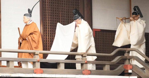 إمبراطور اليابان يتنازل عن العرش بعد تربعه عليه 30 عاما