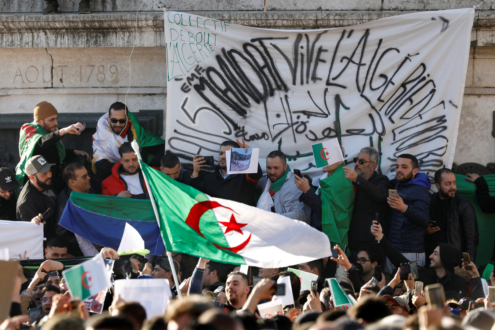   الحراك الجزائري مستمر بالتظاهر حتى رحيل جميع وجوه النظام