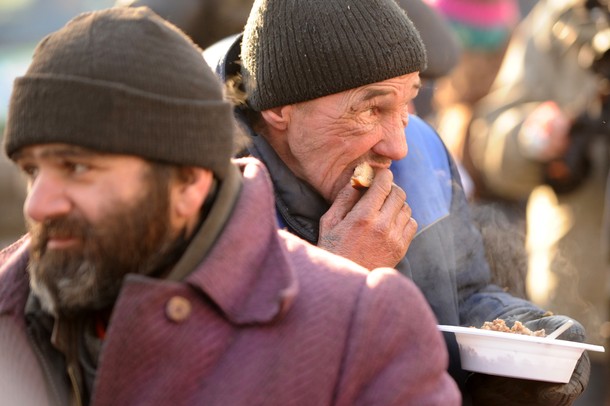 "جائزة الإنسانية" الفرنسية لحلاقين يقدمون خدمتهم مجانا للمشردين  