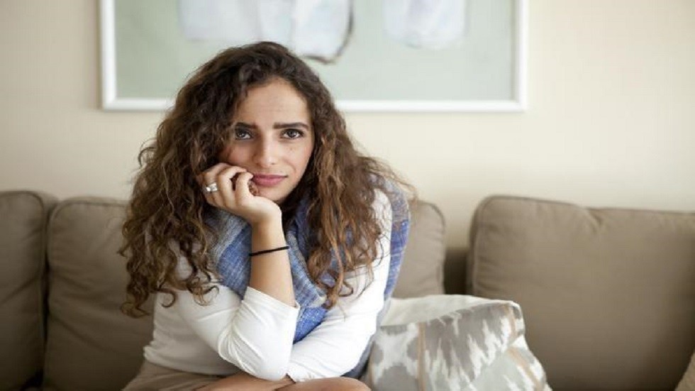 مغنية سعوديه تثير موجة من الغضب بالرقص وقراءة القرآن
